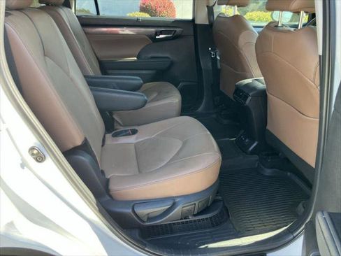 Certified 2025 Toyota Highlander Limited AWD/4WD image 34