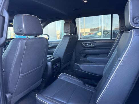 Used 2023 Chevrolet Suburban Premier image 18
