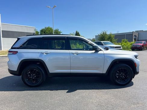Certified 2025 Jeep Grand Cherokee Laredo X w/ Luxury Tech Group I AWD/4WD image 9