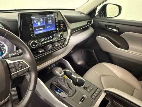Used 2022 Toyota Highlander XLE image 25