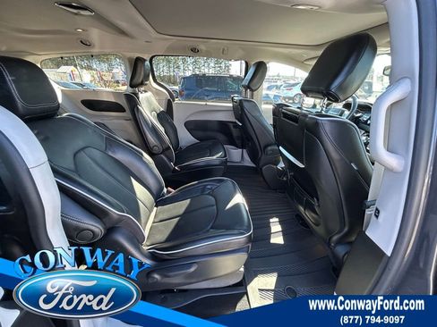 Used 2022 Chrysler Pacifica Limited w/ Uconnect Theater Family Group image 23