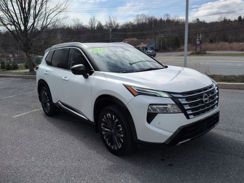 Used 2025 Nissan Rogue Platinum w/ Tech Package image 3