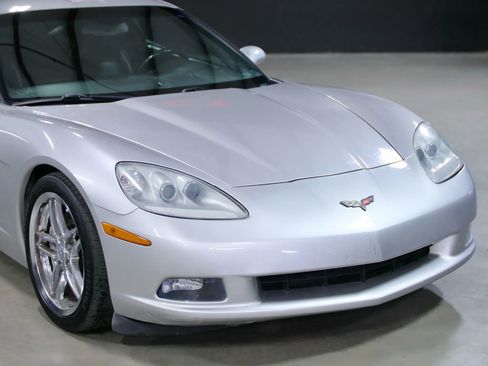 Used 2006 Chevrolet Corvette Coupe 2D image 3