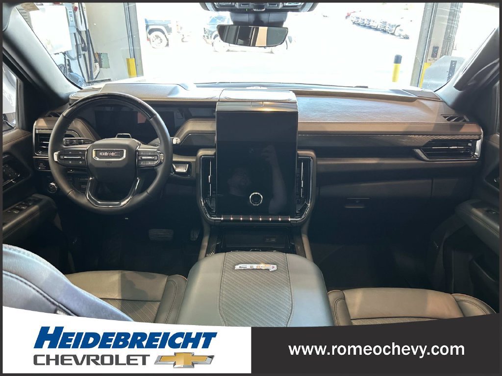 Used 2025 GMC Yukon AT4 w/ AT4 Premium Plus Package AWD/4WD image 17