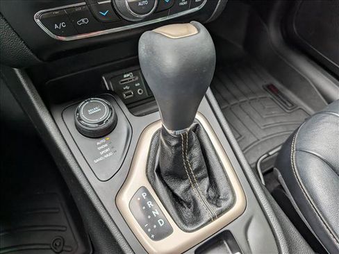 Used 2015 Jeep Cherokee Limited AWD/4WD image 32