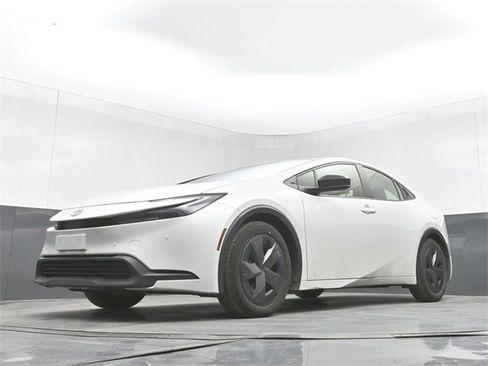 Used 2023 Toyota Prius LE image 32