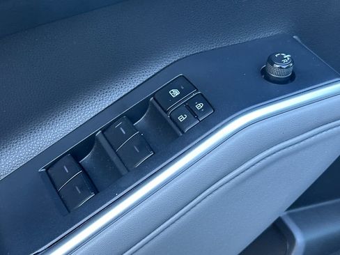Used 2022 Toyota Highlander XLE AWD/4WD image 13