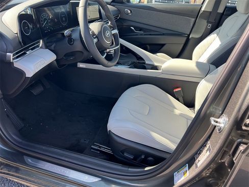Certified 2025 Hyundai Elantra Limited image 9