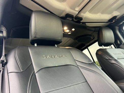 Used 2023 Jeep Wrangler Unlimited Sahara AWD/4WD image 19
