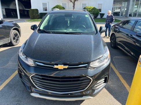 Used 2022 Chevrolet Trax LT w/ LT Convenience Package AWD/4WD image 2