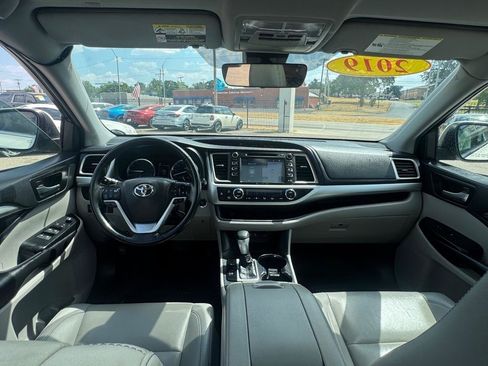 Used 2019 Toyota Highlander XLE FWD image 16