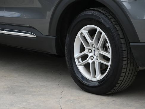Used 2025 Ford Explorer Active w/ Active Comfort Package RWD image 9