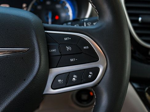 Used 2023 Chrysler Pacifica Touring-L FWD image 14