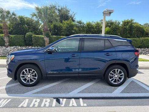 Used 2022 GMC Terrain SLT w/ Tech Package FWD image 2