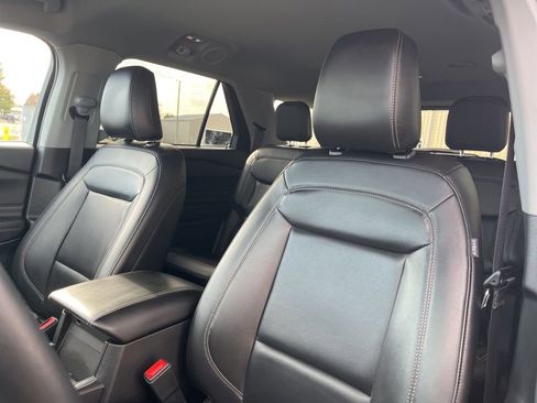 Used 2023 Ford Explorer XLT image 12