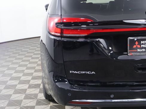 Used 2025 Chrysler Pacifica Select image 24