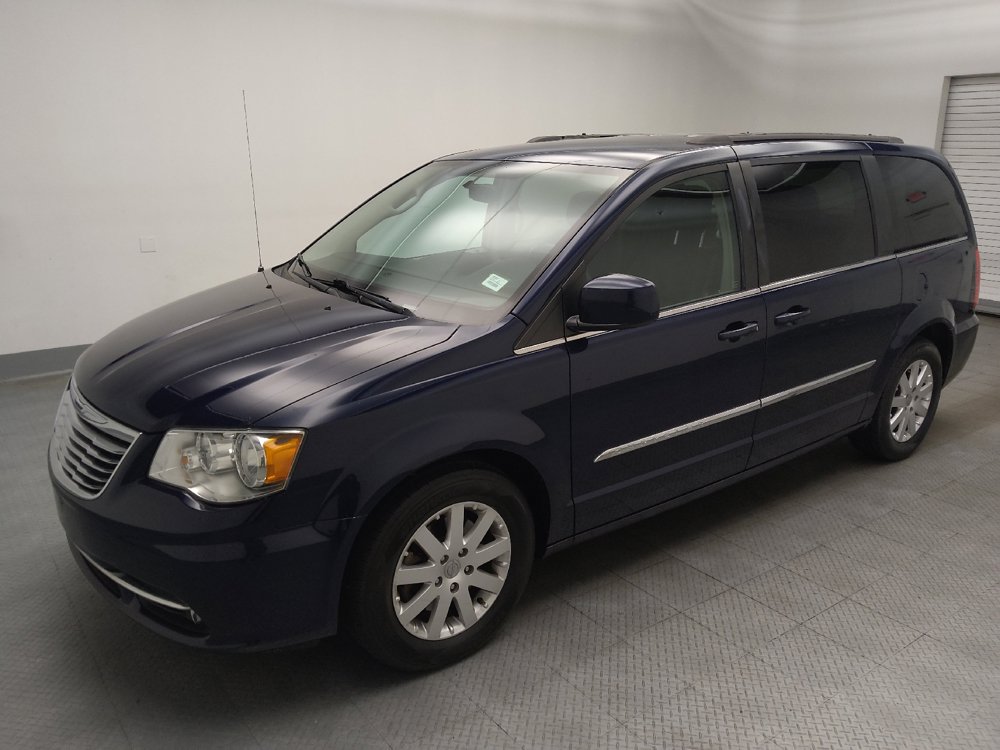 Used 2015 Chrysler Town & Country Touring FWD image 2
