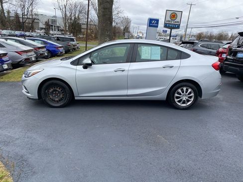 Used 2018 Chevrolet Cruze LS image 4