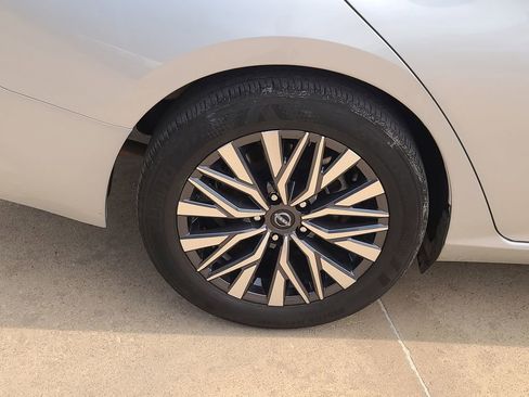 Certified 2025 Nissan Altima 2.5 SV FWD image 6