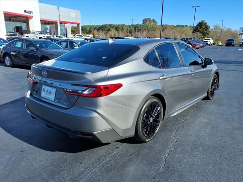 Used 2025 Toyota Camry SE image 3