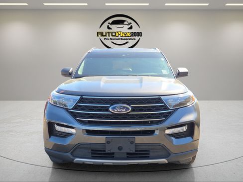 Used 2020 Ford Explorer XLT w/ Equipment Group 202A AWD/4WD image 2