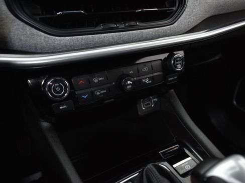 Used 2025 Jeep Compass Latitude image 15