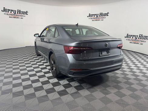 Used 2023 Volkswagen Jetta SE w/ Panoramic Sunroof Package image 11