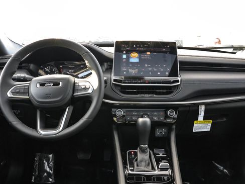 New 2025 Jeep Compass Latitude w/ Sun & Sound Group AWD/4WD image 17