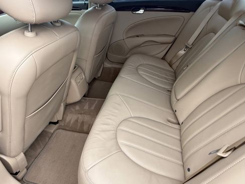 Used 2011 Buick Lucerne CXL image 16