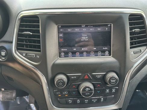 Used 2018 Jeep Grand Cherokee Laredo AWD/4WD image 32