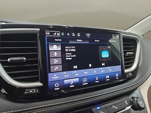 Used 2023 Chrysler Pacifica Touring-L image 25
