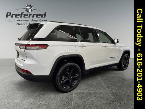 Used 2023 Jeep Grand Cherokee Limited w/ Black Appearance Package image 17