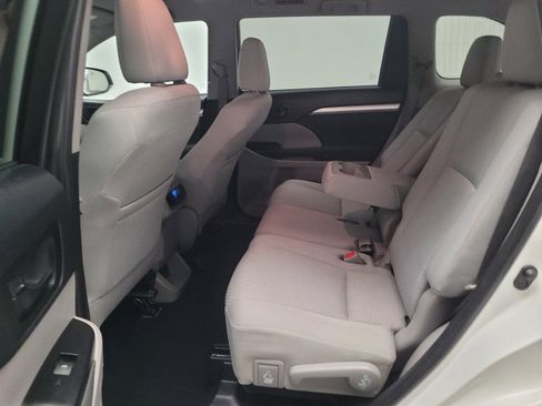 Used 2019 Toyota Highlander LE w/ Carpet Mat Package (TMS) FWD image 18