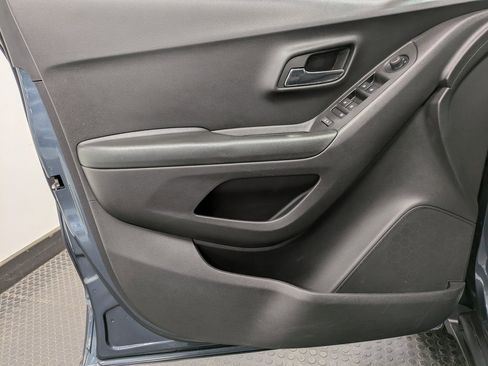 Used 2022 Chevrolet Trax LT w/ LT Convenience Package image 8