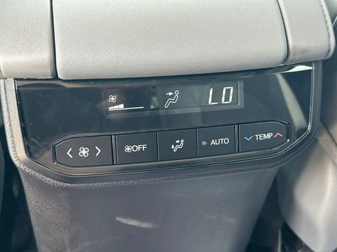 Used 2026 Toyota Highlander Limited AWD/4WD image 24