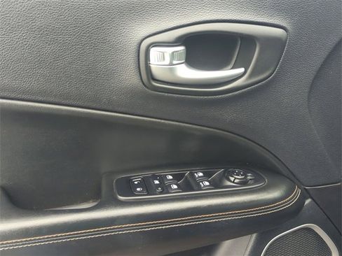 Used 2018 Jeep Compass Latitude image 13