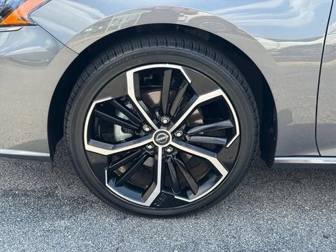 Certified 2025 Nissan Altima 2.5 SR FWD image 9