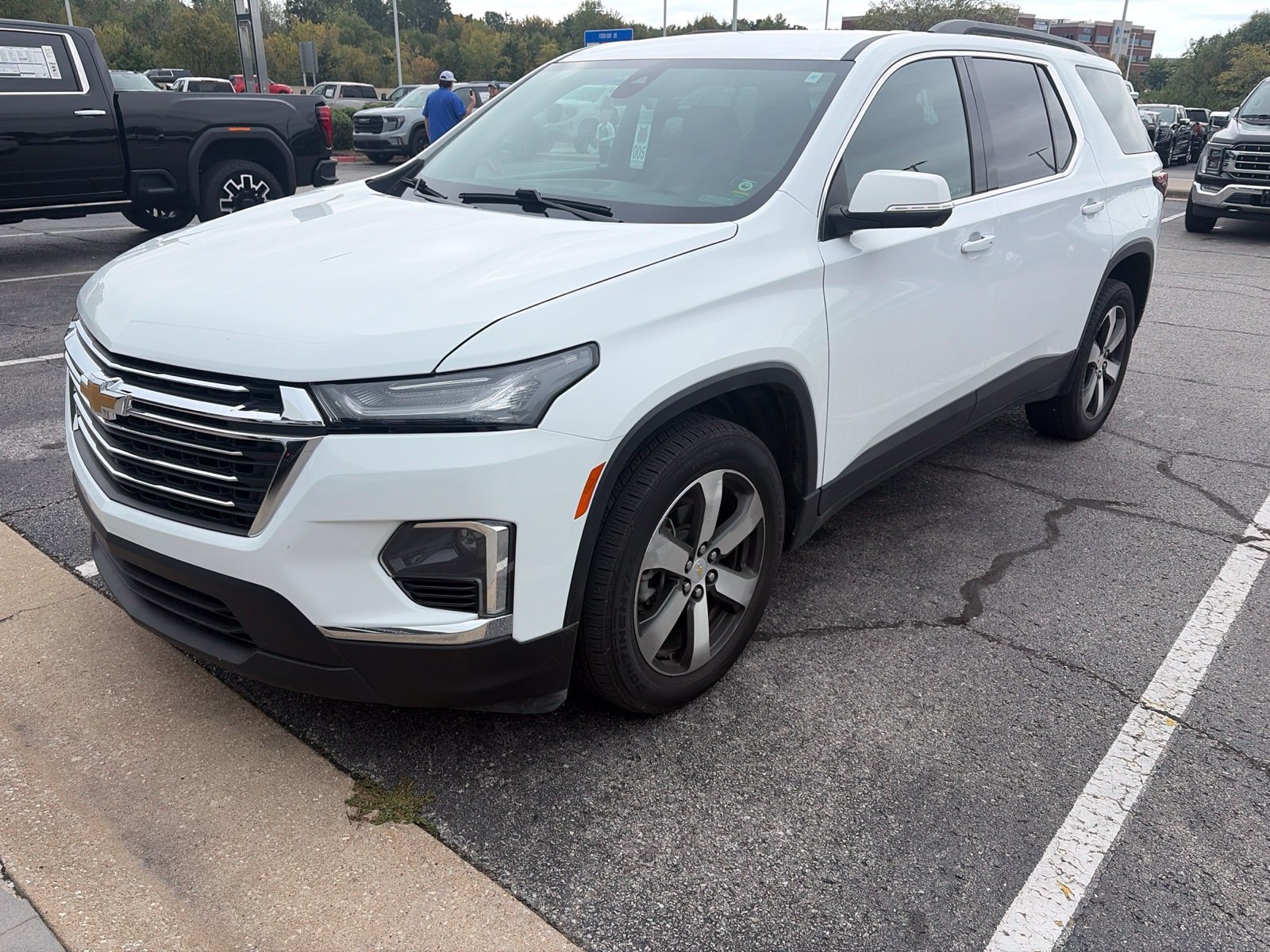 Used 2023 Chevrolet Traverse LT w/ LT Premium Package AWD/4WD image 1