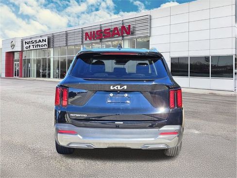 Used 2024 Kia Sorento S image 5