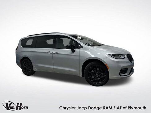 New 2026 Chrysler Pacifica Limited w/ S Appearance Package image 1