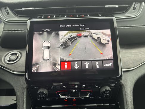 Used 2023 Jeep Grand Cherokee Limited w/ Luxury Tech Group II image 14