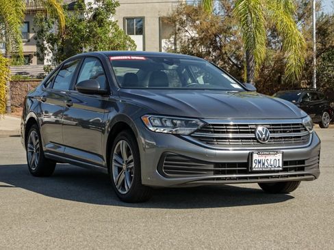 Used 2024 Volkswagen Jetta SE FWD image 2
