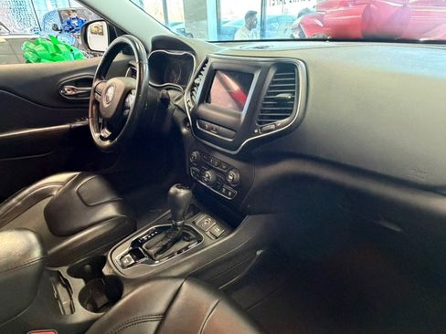 Used 2019 Jeep Cherokee Latitude Plus FWD image 32