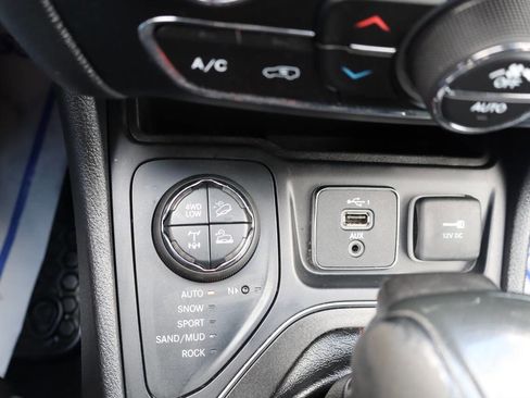 Used 2019 Jeep Cherokee Trailhawk w/ Cold Weather Group AWD/4WD image 17