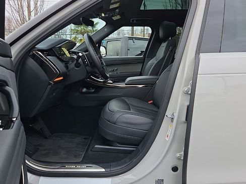 Used 2025 Land Rover Range Rover Sport SE image 4