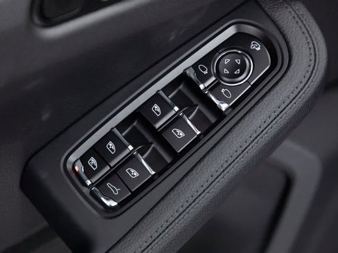 Certified 2025 Porsche Macan S image 19