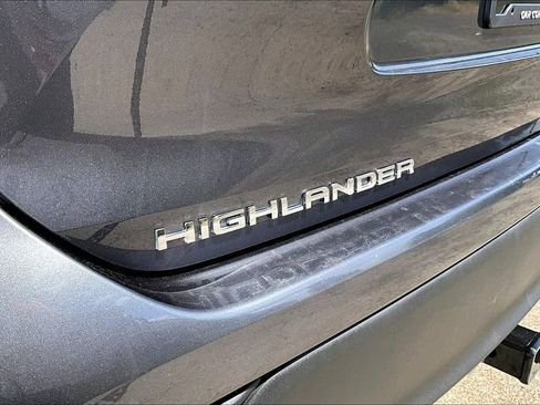 Used 2020 Toyota Highlander XLE AWD/4WD image 32