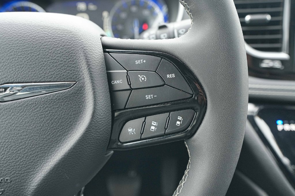 Used 2025 Chrysler Pacifica Limited FWD image 35