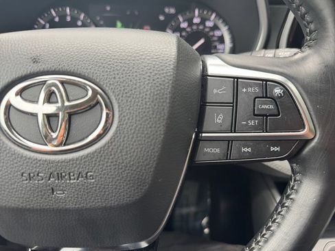 Used 2021 Toyota Highlander XLE AWD/4WD image 30