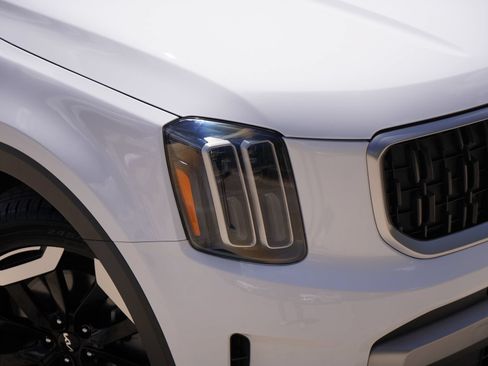 Used 2024 Kia Telluride EX w/ EX Captain's Chair Package FWD image 2